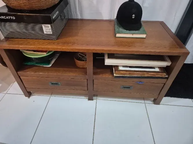 Rock de sala com madeira e design de alto nível 