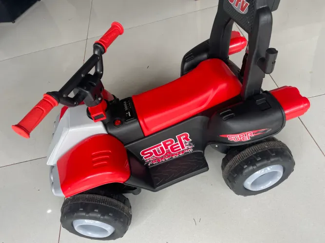 Quadriciclo Vermelho Elétrico 6V  Com Carregador 110/220V 