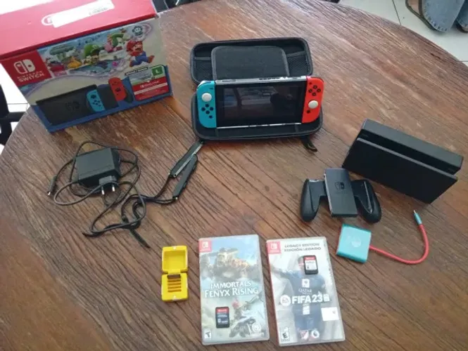 Nintendo Switch V2 32 GB completo com acessorios e jogos.