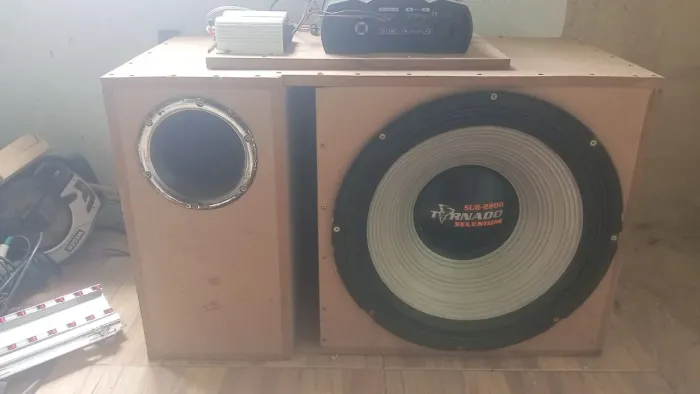 Caixa de som completa. 1 sub de 18, 1 corneta 450 trio 2módulos vendo barato pra sair logo