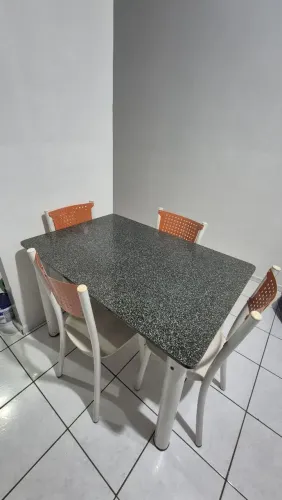 Mesa de jantar com 4 cadeiras