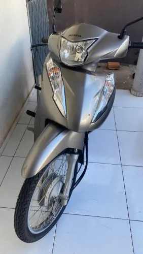 Vendo uma moto modelo Biz 2022 