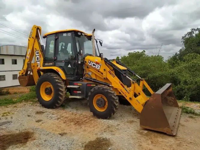 RETROESCAVADEIRA JCB DISPONÍVEL