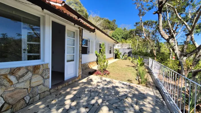 Com uma vista incrível e um acesso muito fácil ao comercio e a BR 040, essa casa em condom
