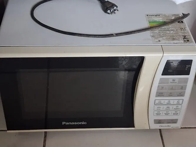 Vendo micro-ondas com defeito