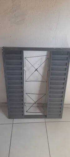 Janela galvanizada