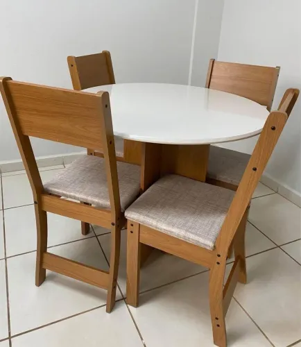 Mesa com 4 cadeiras 