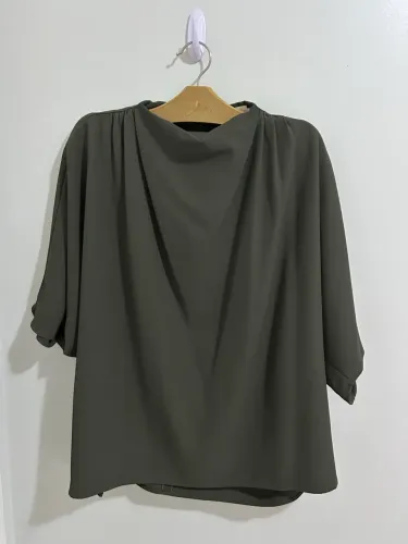 Blusa ampla com franzidos SHOULDER verde militar GG