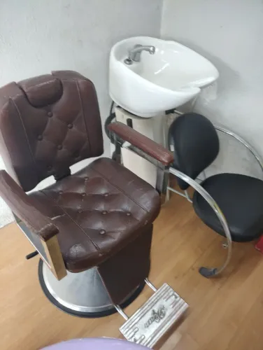 Cadeira de barbeiro e lavatório 