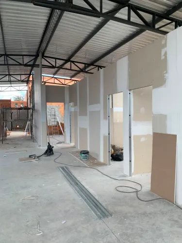 ? Drywall e Steel Frame Instalação especializada | Resistente e econômica