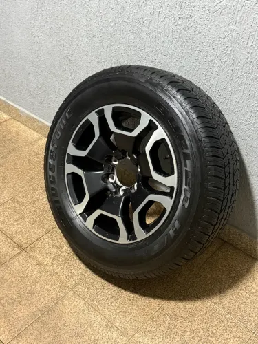 Roda Hilux aro 18 pneu Bridgestone 265 60 R18