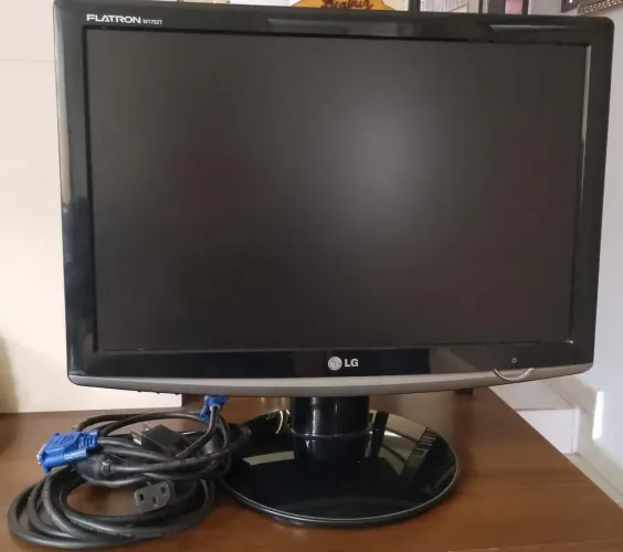 Vendo tela Computador LG teclado vcs de som e cabos tudo em perfeito estado