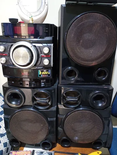 Vendo som l.g 1800.w  xboom toca cd USB duplo Mic. Com volume. Funcionando tudo certinho. 