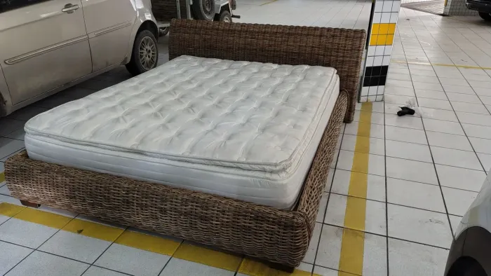 Vendo cama Queen em vime marca Tok e stok com colchão.com colchão 