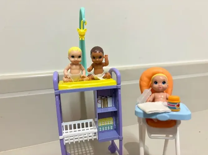 Kit Berçário de Bonecas Barbie com 3 Bebês e Acessórios