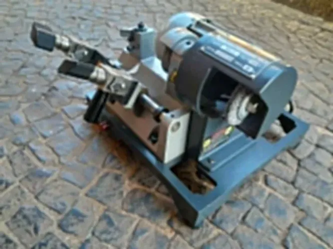 VENDO MÁQUINA COPIADORA DE CHAVES GOLD Nº 2 - 110/220V
