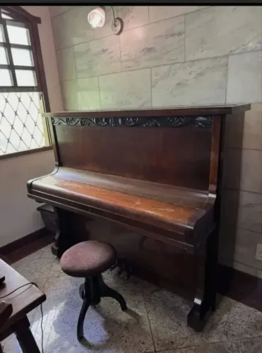 Piano de parede Essenfelder