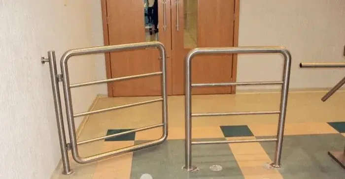 Portinhola e corrimão de aço inox.