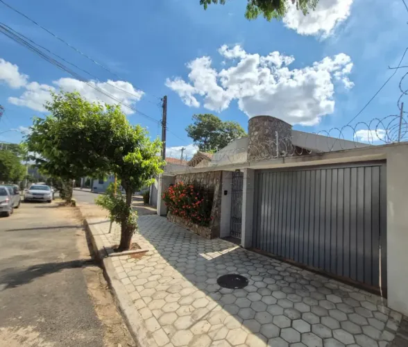 Casa à venda na Vila Universitária em Bauru SP, Com 3 quartos, piscina e área gourmet próx
