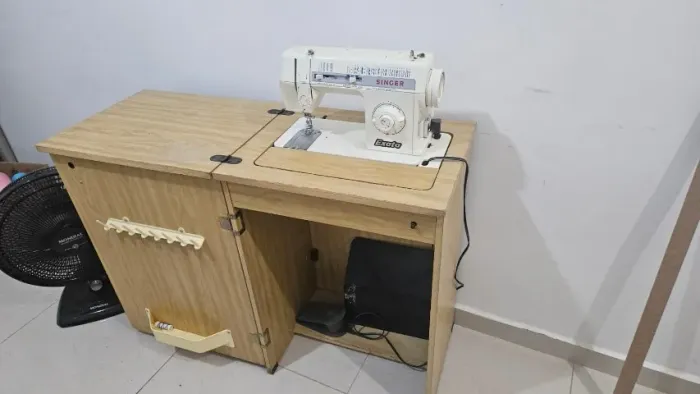 Mesa de costura singer dobrável 