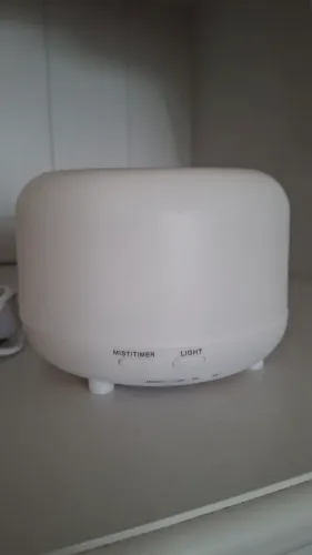 Difusor de aromas com luzes coloridas 