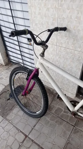 Bicicleta aro 24 toda boa vem pra hj .