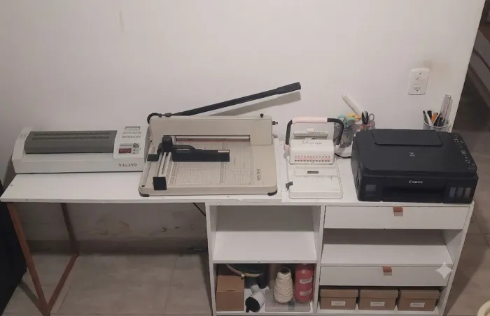 Vendo kit papelaria guilhotina, encadernadora, plastificadora, impressora e mesa junto