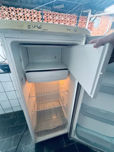 Geladeira Electrolux RE28 - 240 Litros | 