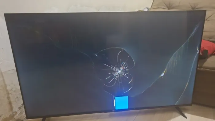 Vende-se televisão modelo ( TCL 55 polegadas) 1 ano e meio de uso com a tela estragada.