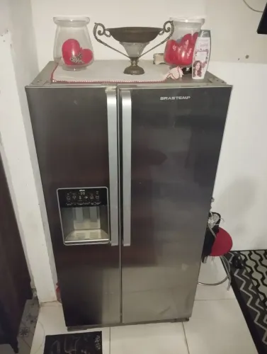 vendo uma linda geladeira  obs.ela funciona mas não está gelando