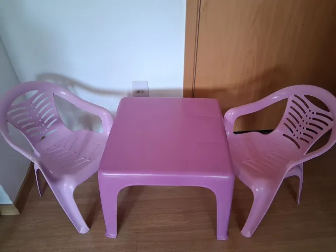 Mesa infantil + 2 cadeiras