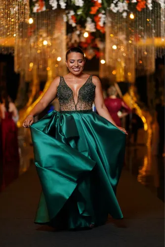 Vestido de festa com bordado em pedrarias