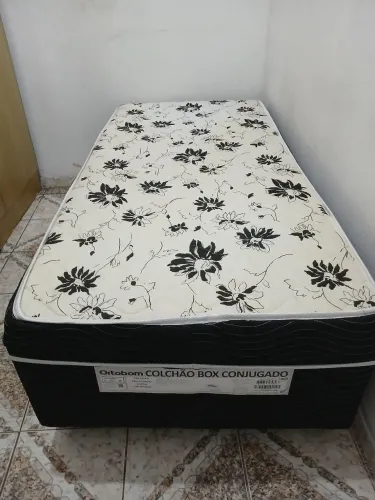 Cama Box solteiro em ótimo estado de conservação