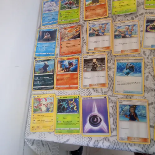Vendo cartas de pokémon nova e velhas 119 cartas com guardador, original