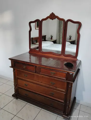 PENTEADEIRA CLÁSSICA DE MADEIRA COM ESPELHO TRIPLO - R$ 600