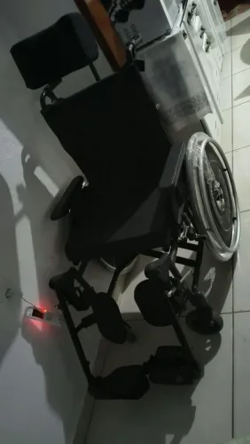 Cadeira de rodas reforçada e nova