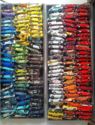 LOTE COM 173 CARRINHOS - HOTWHEELS E MAISTO