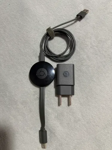 Google Chromecast (1ª geração), modelo H2G2-42, preto.