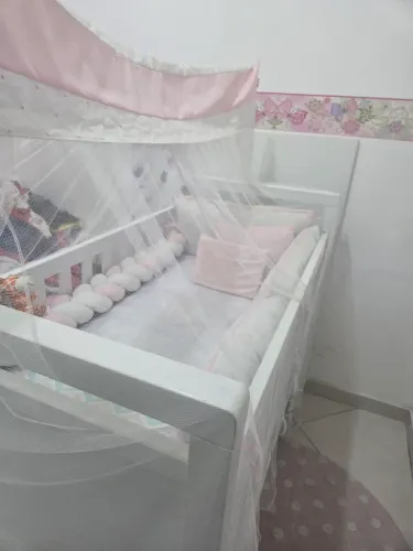 Berço com kit berço menina