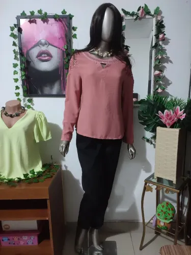 Blusa Feminina Social de Crepe com Renda e mangas longas.Preta com Detalhes em Renda