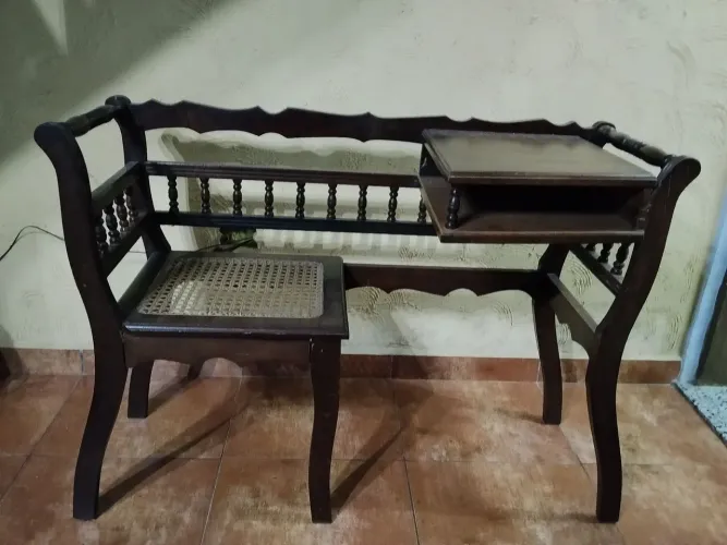 Namoradeira com mesinha de telefone