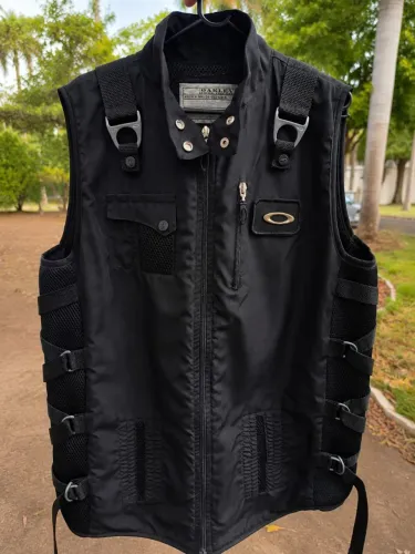 ? Colete AP Vest Unissex Oakley<br>Estilo rave/festival<br>Novo e confortável<br>? R$199,90
