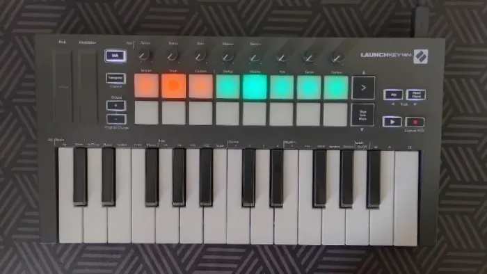 Controlador MIDI Novation Launchkey Mini MK3