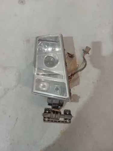 Farol lado direito Volvo FH / FM
