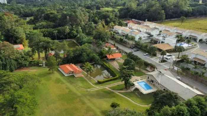 Belíssima chácara para locação com 5.800m², 488m² útil, 4 suítes, piscina no Medeiros, Jun