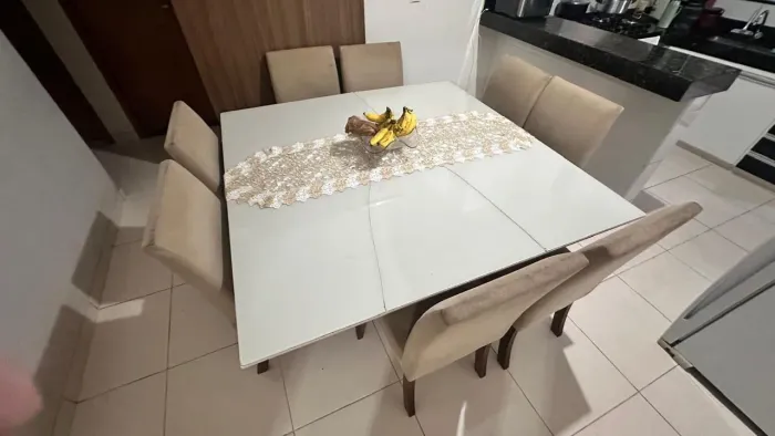 Mesa laqueada com vidro quebrado 