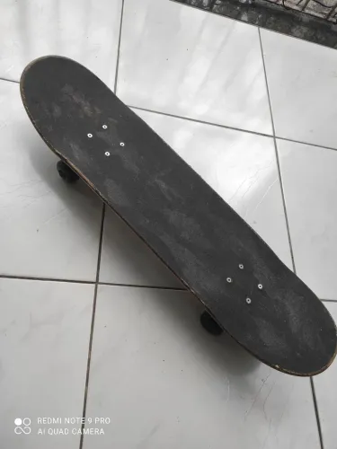 Skate de segunda mão com decoração atras