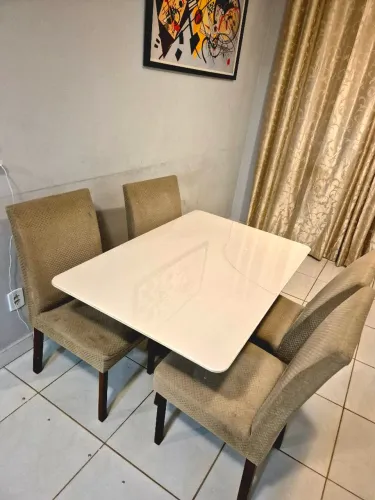 Mesa com 4 Cadeiras, Tampo de MDF e Vidro.