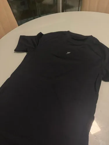 Camisa de compressão preta de academia