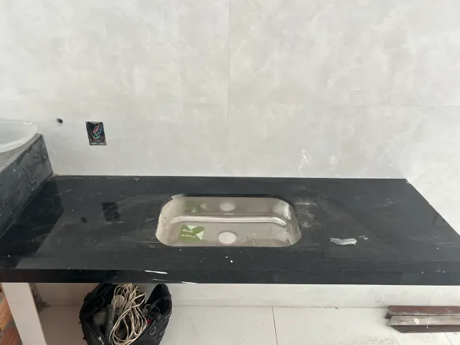 Pia de cozinha nova com pedra São Gabriel
